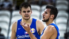 etí basketbalisté Jaromír Bohaík (vlevo) a Jakub iina