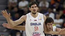 Srbský pivot Boban Marjanovi� (vlevo) se p�etla�uje s Brookem Lopezem z USA.