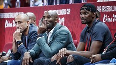 Manu Ginóbili, Kobe Bryant a Chris Bosh (zleva)  proívají zápas Argentiny s...