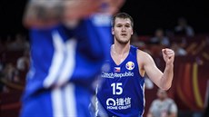 Kou Ronen Ginzburg udílí pokyby eským basketbalistm.