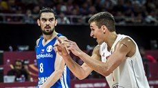 eský basketbalista Tomá Satoranský (vlevo) sleduje Bogdana Bogdanovie ze...