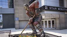 Stan Mikita má coby legenda Chicago Blackhawks sochu ped halou United Center.