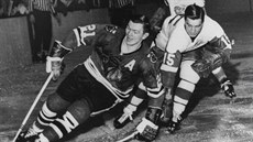 Momentka z roku 1965: Stan Mikita (vlevo) z Chicaga a Ted Lindsay z Detroitu.