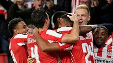 Fotbalisté PSV Eindhoven se radují z gólu Tima Baumgartla.