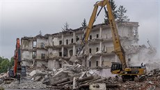 Demolice bývalé ubytovny pro sovtské vojáky v areálu kasáren v Rokytnici v...