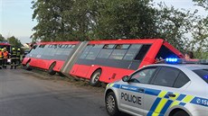 U praské kiovatky ulic Libuská a Podchýská sjel autobus do píkopu. (10....