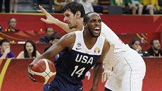 Americký basketbalista Khris Middleton u míe, brání ho Boban Marjanovi ze...