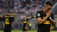 Lautaro Martinez z Interu Milán lituje nepromnné píleitosti v utkání Ligy...