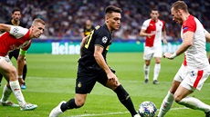 Lautaro Martínez v souboji se slávistickým bekem Vladimírem Coufalem (vpravo)