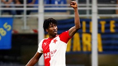 �OKOVAL SAN SIRO. Slávistický úto�ník Peter Olayinka se raduje z úvodní branky...