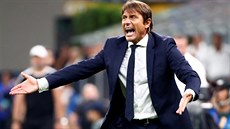 Antonio Conte, kou Interu Milán, divoce gestikuluje v utkání Ligy mistr se...