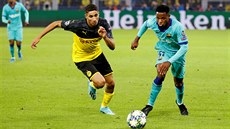 Anssumane Fati z Barcelony uniká Achrafu Hakimimu, obránci Borussie Dortmund.