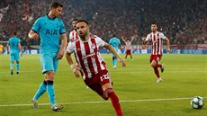 Mathieu Valbuena z Olympiakosu utíká oslavit promnnou penaltu, kterou...