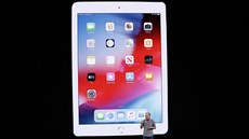 Viceprezident Applu Greg Joswiak pedstavuje nový iPad. Jeho vzhled se od druhé...