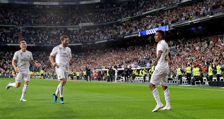 Rodrygo z Realu Madrid (vpravo) oslavuje trefu do sít Osasuny.