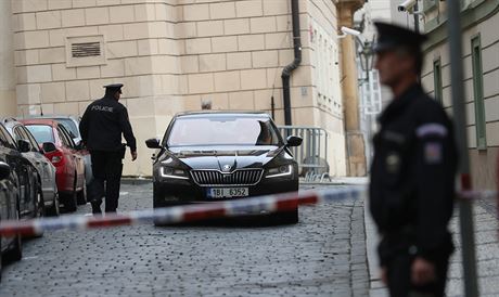 Policie kvli anonymní výhrce bombou uzavela okolí Poslanecké snmovny (24....