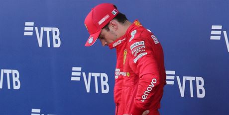 Charles Leclerc z Ferrari smutní po tetím míst ve Velké cen Ruska.
