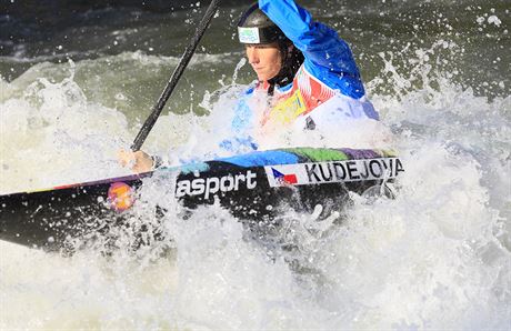 Kateina Kudjová v semifinále mistrovství svta ve vodním slalomu v Seu...