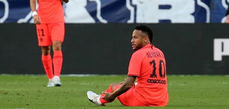 Útoník PSG Neymar sedí na zemi a dvá se po rozhodím.