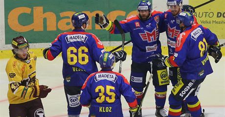 Hokejisté eských Budjovic se radují z gólu v duelu v Jihlav.