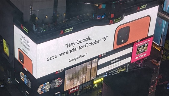 Bilboard na Times Square lákající na nový Pixel 4 v oranové barv.