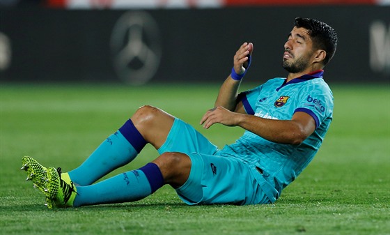 Luis Suárez z Barcelony pi utkání na hiti Granady.