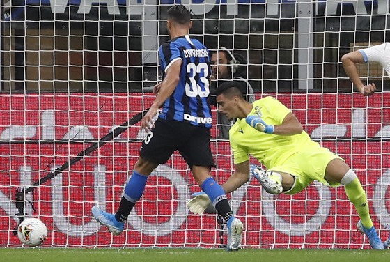 Danilo D'Ambrosio z Interu Milán dává branku v utkání proti Laziu.