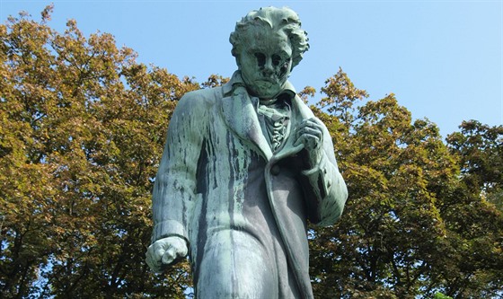 Beethovenův pomník u Parkhotelu Richmond v Karlových Varech