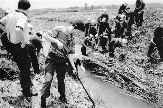 Jihokorejtí vyetovatelé v ervenci 1993 prohledávají místo, na kterém...