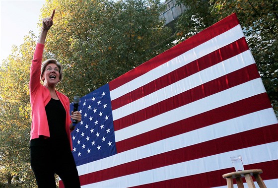Demokratická prezidentská kandidátka Elizabeth Warrenová pi kampani ve stát...