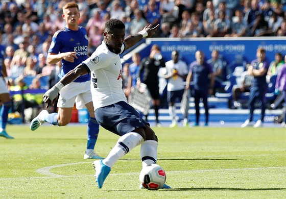 Serge Aurier z Tottenhamu pálí na branku Leicesteru.