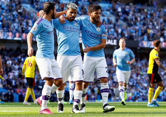 Sergio Agüero z Manchesteru City (uprosted) slaví gól do sít Watfordu se...