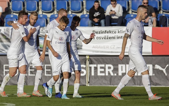 Fotbalisté Slovácka se radují z gólu v utkání s Teplicemi.