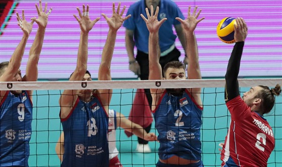 Jan Hadrava (vpravo) se snaí pekonat srbský blok v osmifinále mistrovství...