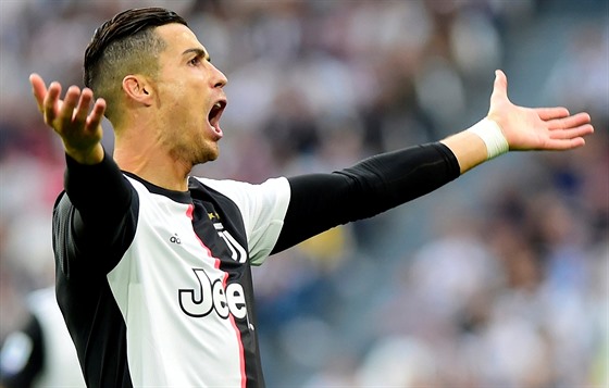 Cristiano Ronaldo z Juventusu se roziluje v utkání s Veronou.