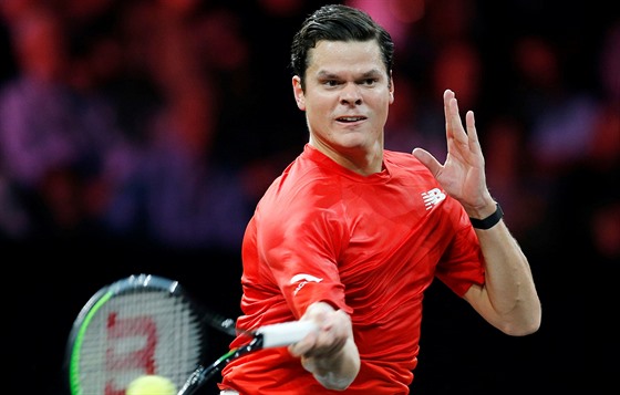 Milos Raonic z výbru svta hraje forhend v utkání Laver Cupu.