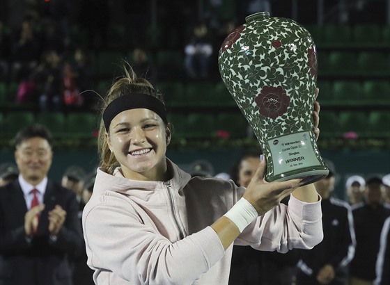 Karolína Muchová pózuje s trofejí pro vítězku turnaje v Soulu