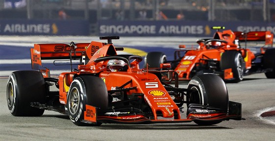 Sebastian Vettel z týmu Ferrari (v popedí) vítzí ve Velké cen Singapuru ped...