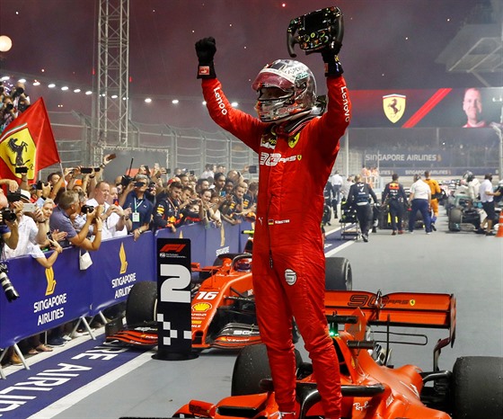 Sebastian Vettel z Ferrari se raduje z vítzství ve Velké cen Singapuru.