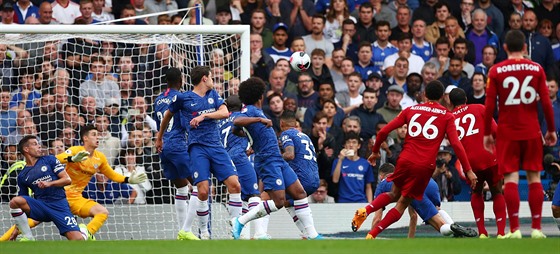 Trent Alexander-Arnold z Liverpoolu (s íslem 66) skóruje z volného pímého...