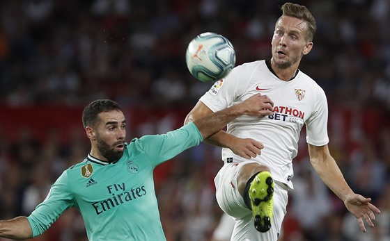 Dani Carvajal z Realu Madrid (vlevo) a Luuk de Jong ze Sevilly bojují o mí.