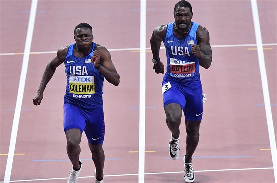 Amerian Christian Coleman (vlevo) poráí ve finále sprintu na 100 metr na...