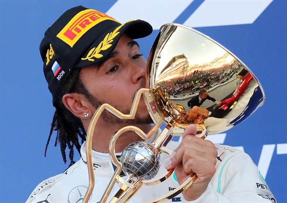 Lewis Hamilton z Mercedesu líbá trofej pro vítze Velké ceny Ruska.