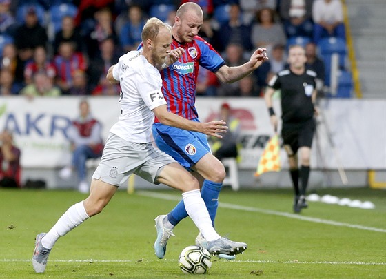 Michael Krmen�ík z Plzn� (vpravo) a Semih Kaya ze Sparty bojují o mí�.