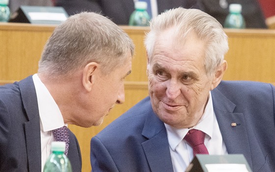 Prezident Miloš Zeman (vpravo) a premiér Andrej Babiš