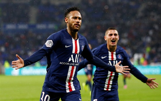 Brazilský útočník Neymar slaví vítězný gól Paříže na hřišti Lyonu ve...