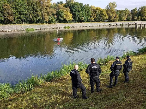 Hasii spolu s policisty v pátek dopoledne vytahovali v Pardubicích utonulého...