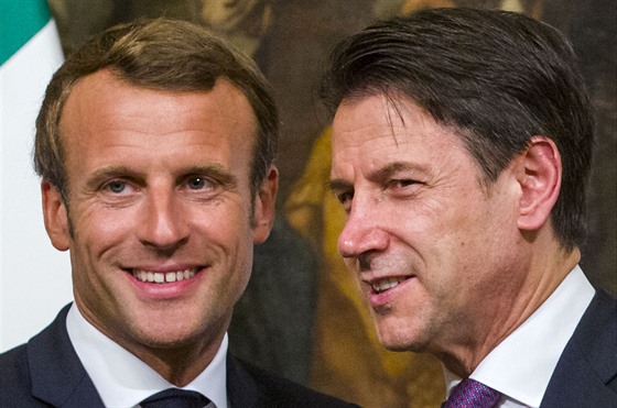 Francouzský prezident Emmanuel Macron a italský premiér Giuseppe Conte se...