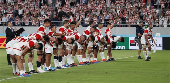 Japontí ragbisté dkují fanoukm na stadionu v Tokiu, v zahajovacím utkání...