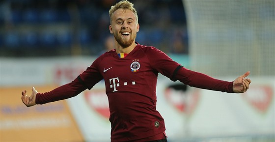Sparťanský záložník Martin Hašek se raduje z gólu v pohárovém utkání v Jihlavě.